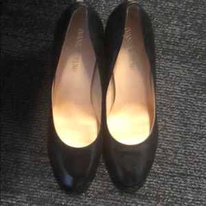 Black leather round toe pumps
